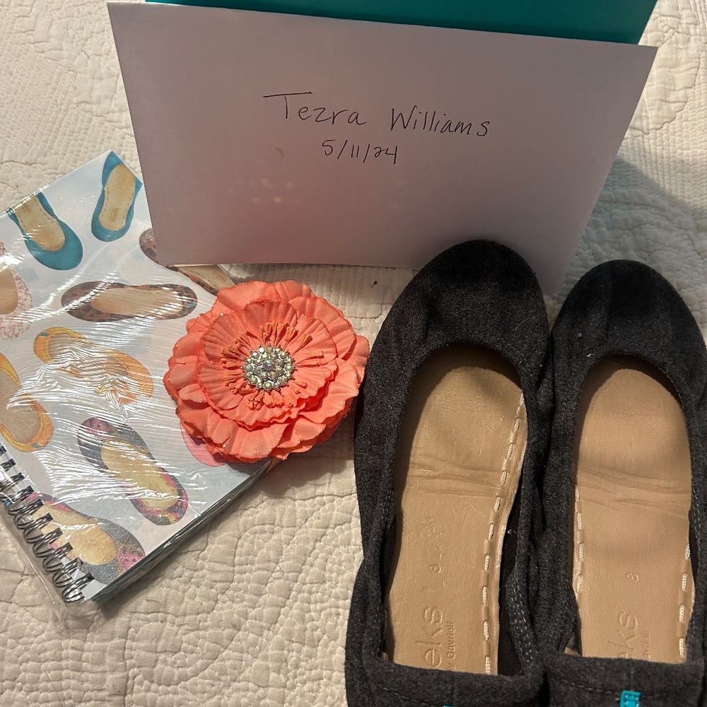 Size 8 Greystone tieks, tieks bag, notebook & flower